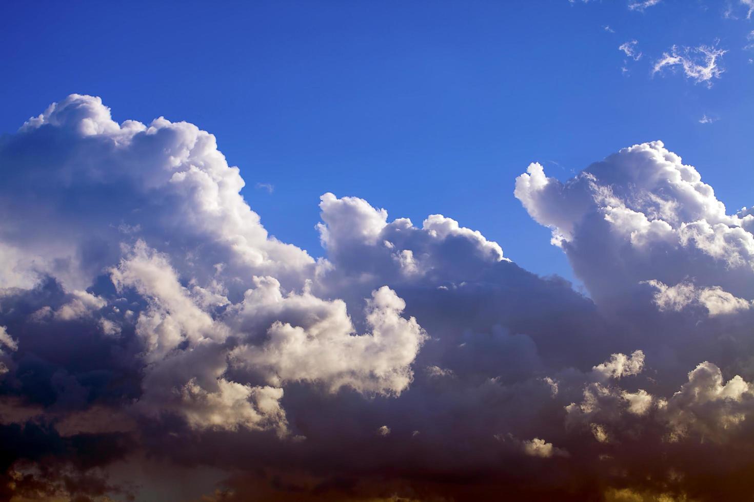 dunkle und glänzende weiche Wolken am Himmel foto