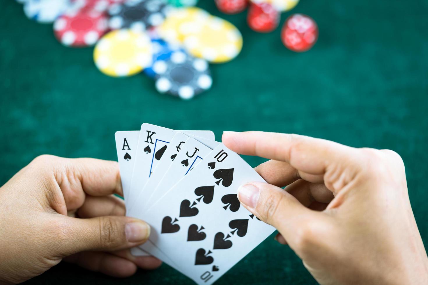 Glücksspiel Poker Blackjack Karten Hand gezeigt und Würfel foto