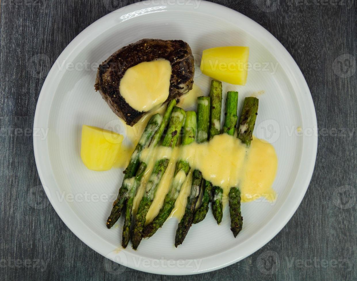 Filet Mignon mit grünem Spargel und Sauce Bernaise foto