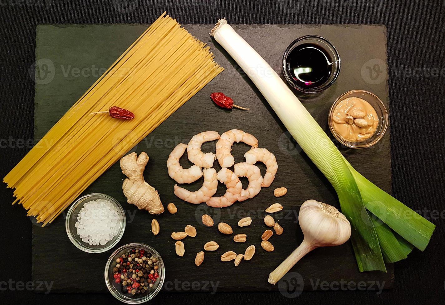 weiße Tigergarnelen in Erdnusssauce auf Spaghetti foto