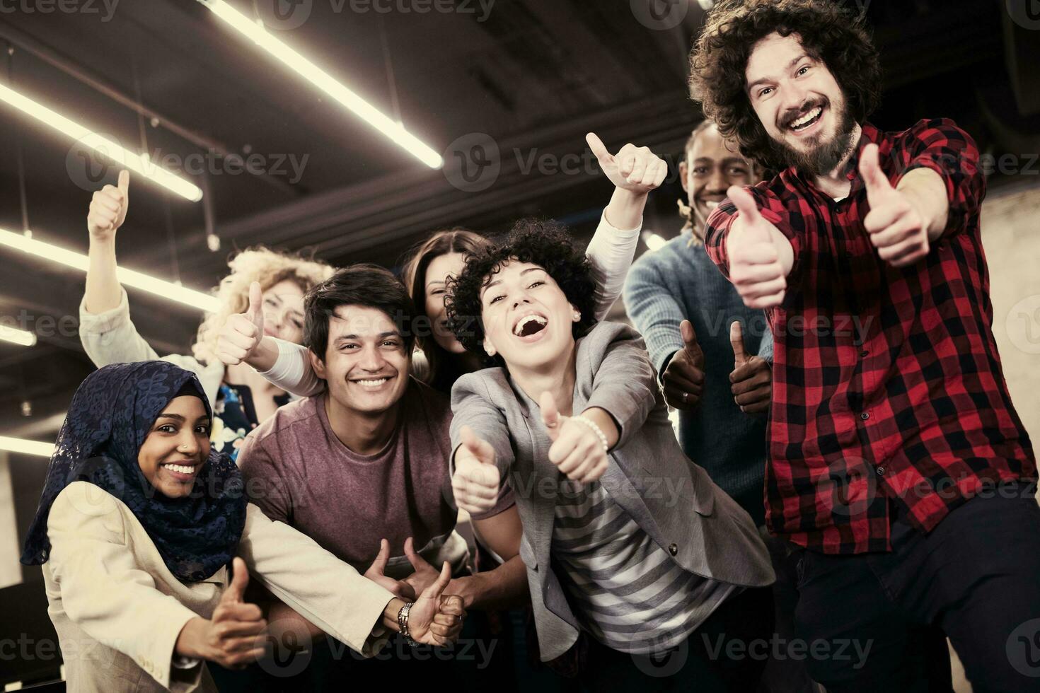 porträt eines jungen aufgeregten multiethnischen geschäftsteams foto