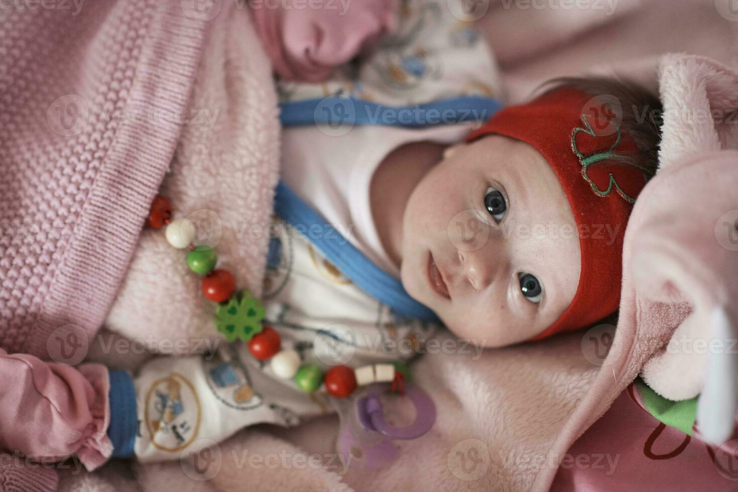 glückliches neugeborenes kleines baby smilling foto