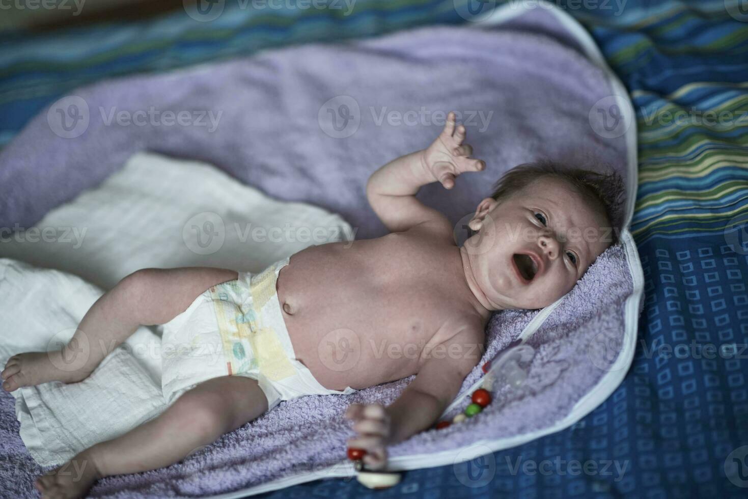 glückliches neugeborenes kleines baby smilling foto