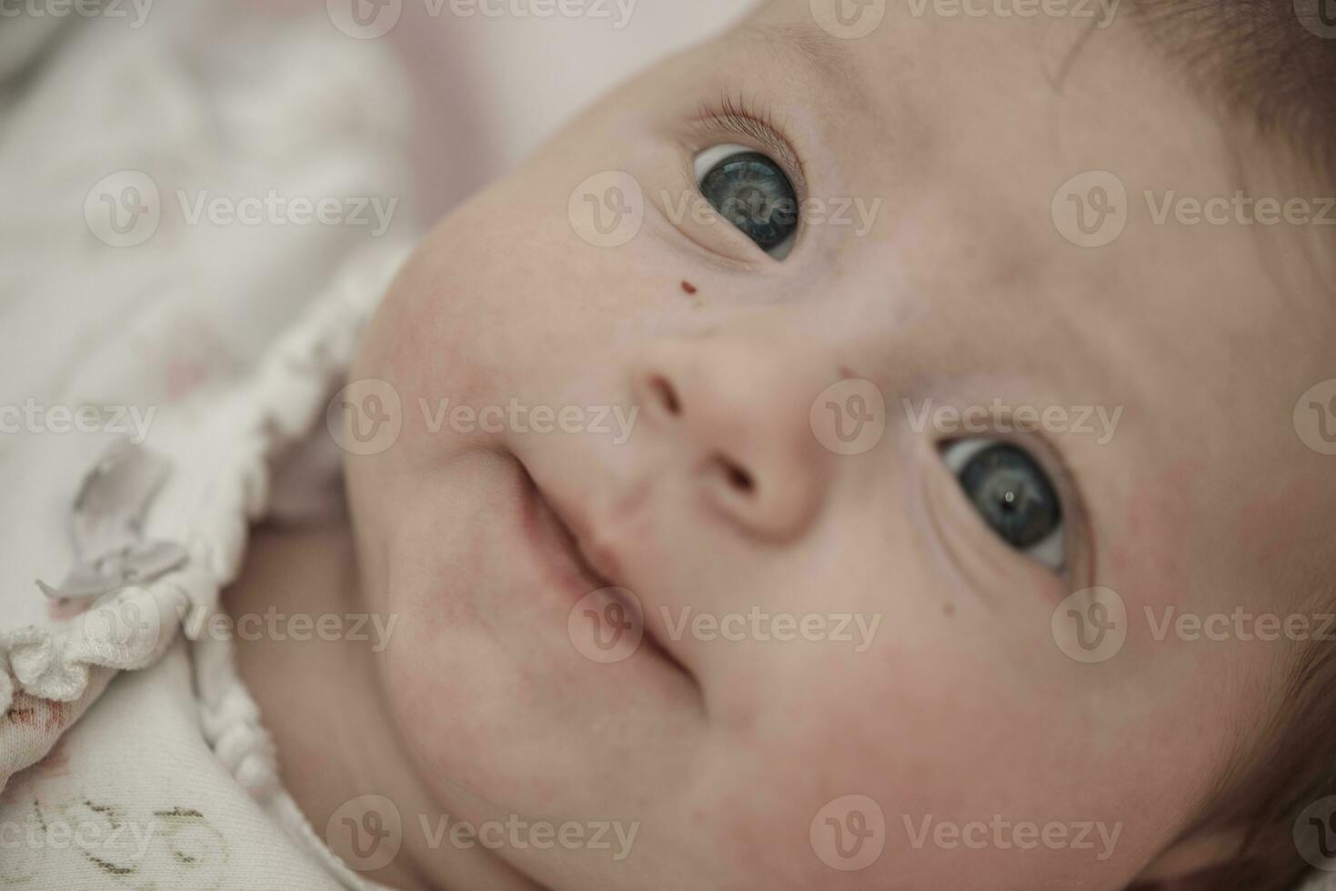 glückliches neugeborenes kleines baby smilling foto