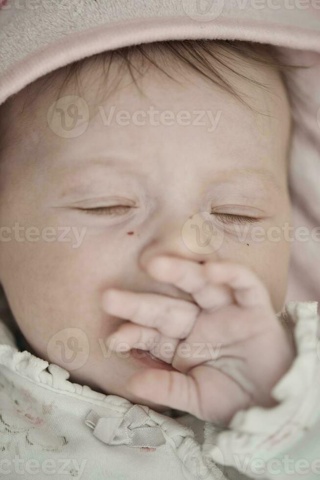 neugeborenes baby, das zu hause im bett schläft foto