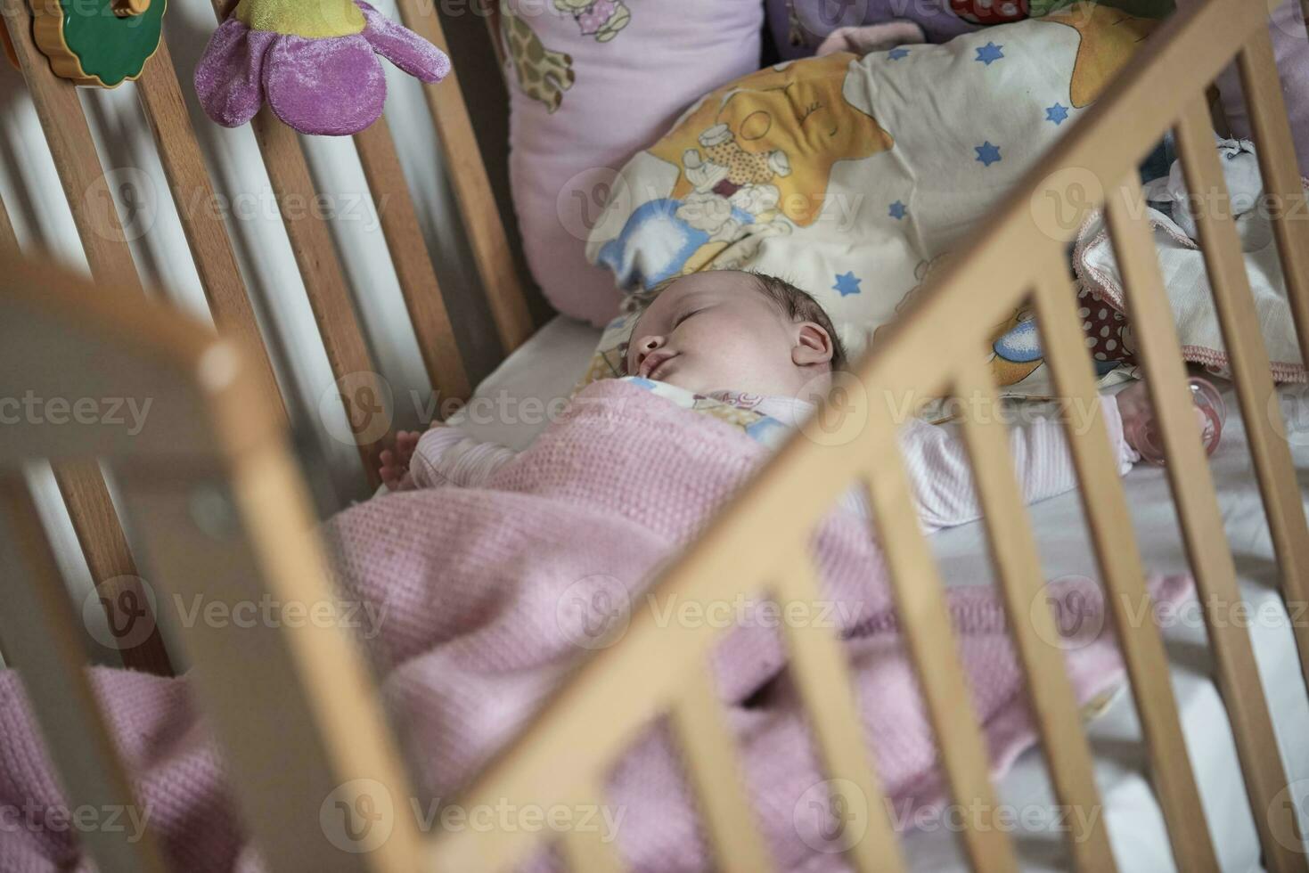 neugeborenes baby, das zu hause im bett schläft foto