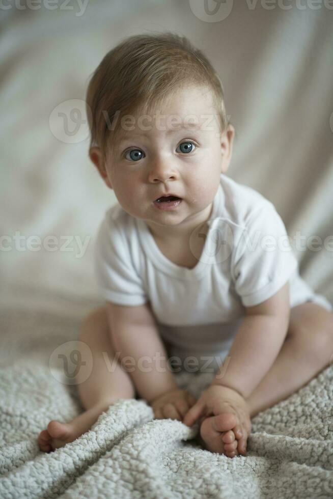 süßes kleines neugeborenes baby lächelt foto