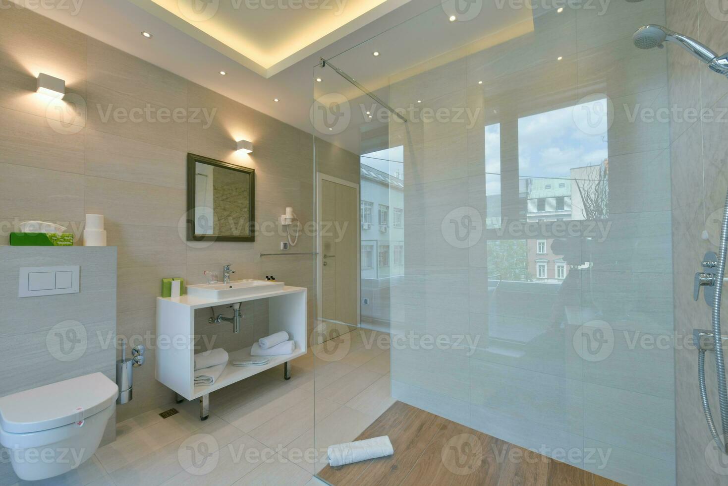 minimalistisches Badezimmer in modernem Hotel foto