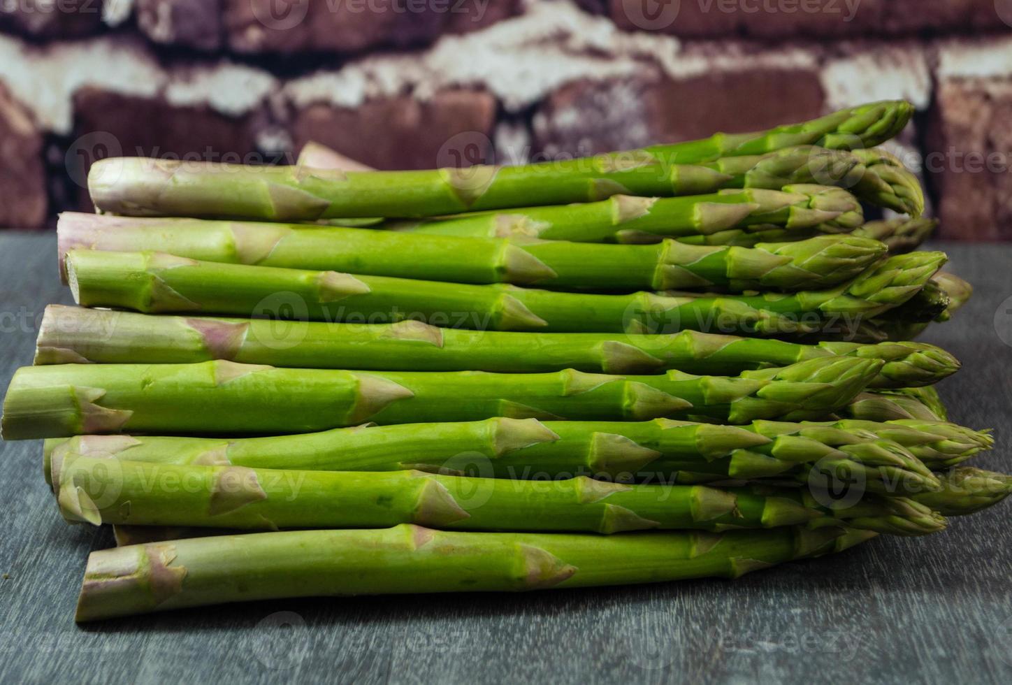 ungekochter frischer grüner deutscher spargel foto