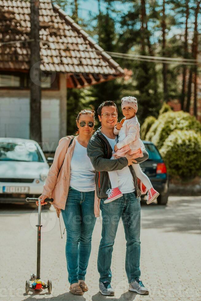 Familie Spaß im das Park. glücklich Familie Ausgaben Zeit im Park und spielen mit ihr Tochter foto