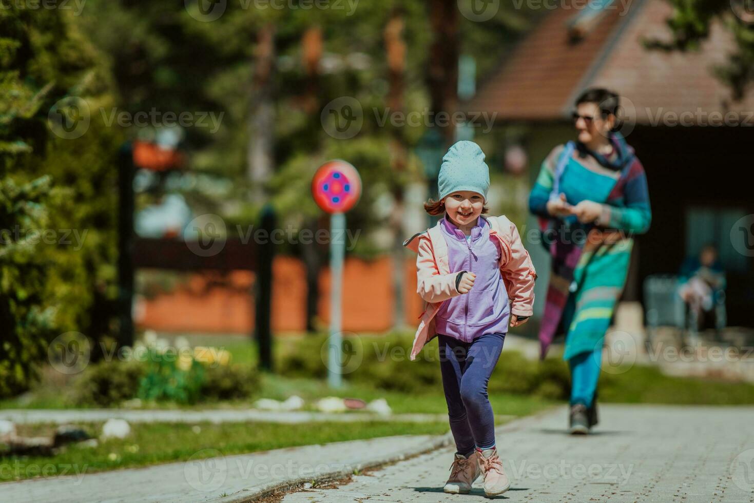 ein Mutter verbringt Zeit im das Park mit ihr Tochter. Spaß Familie Tag im das Park zum das Familie foto