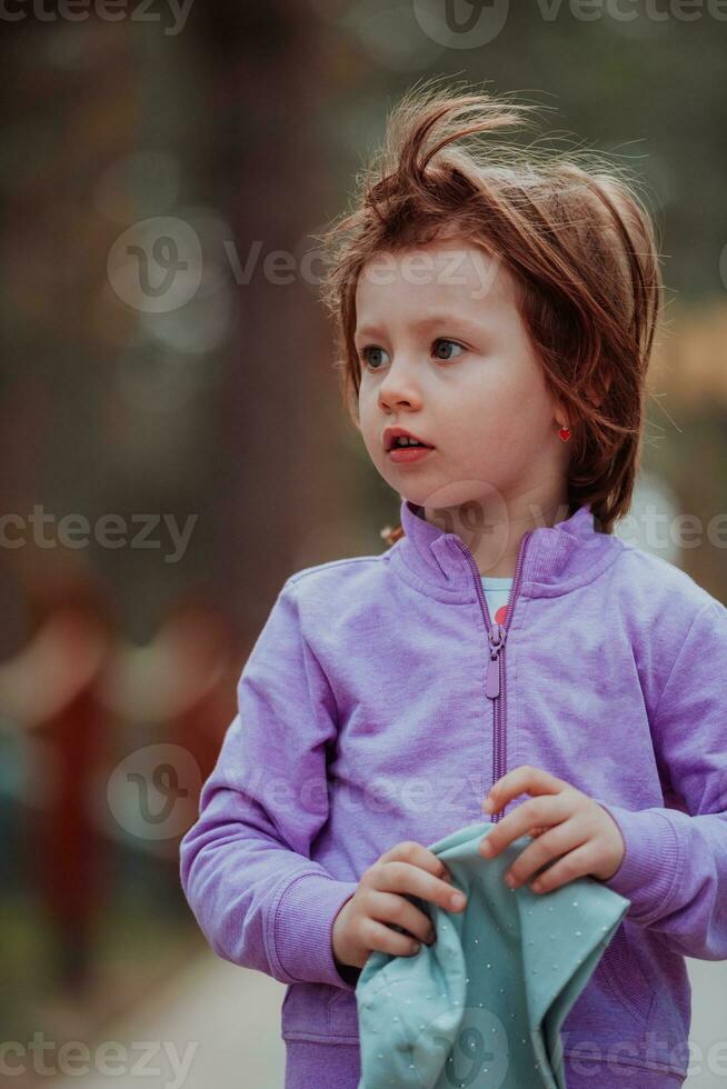 ein wenig Mädchen spielen im das Park. das Konzept von Familie Geselligkeit im das Park. ein Mädchen Schaukeln auf ein schwingen, Theaterstücke kreativ Spiele foto