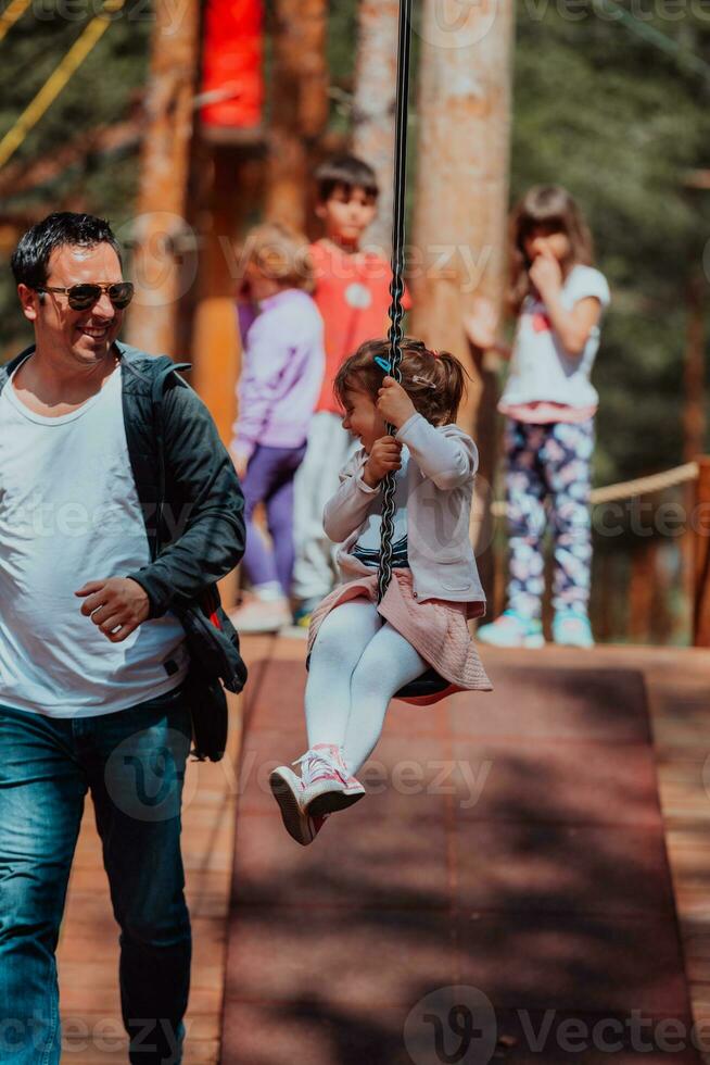 Familie Zeit im das Park. Vater haben Spaß mit seine Tochter im das Park, spielen Spaß Spiele und Ausgaben Zeit zusammen foto