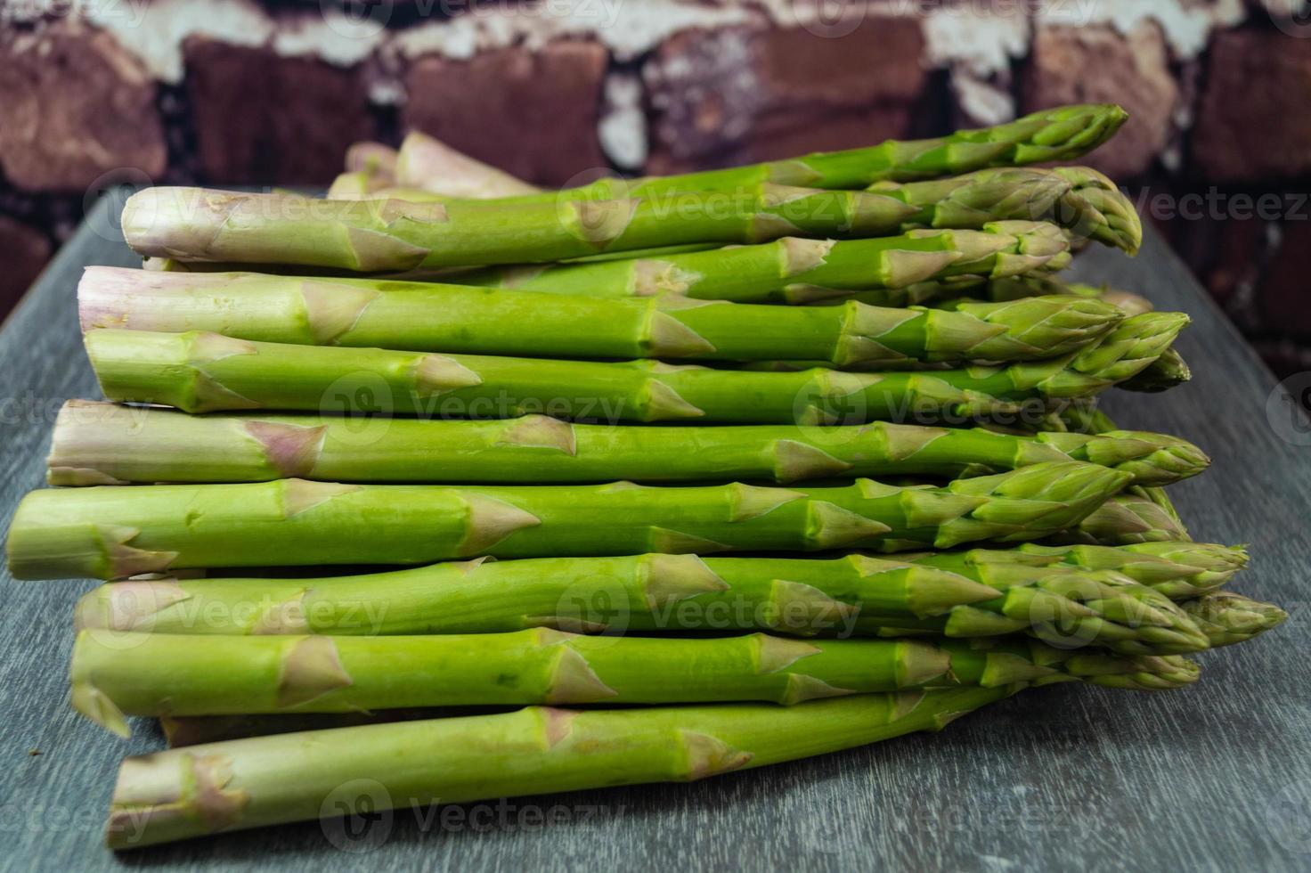 ungekochter frischer grüner deutscher spargel foto