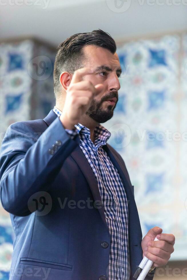 geschäftsmann, der präsentationen im konferenzraum gibt foto