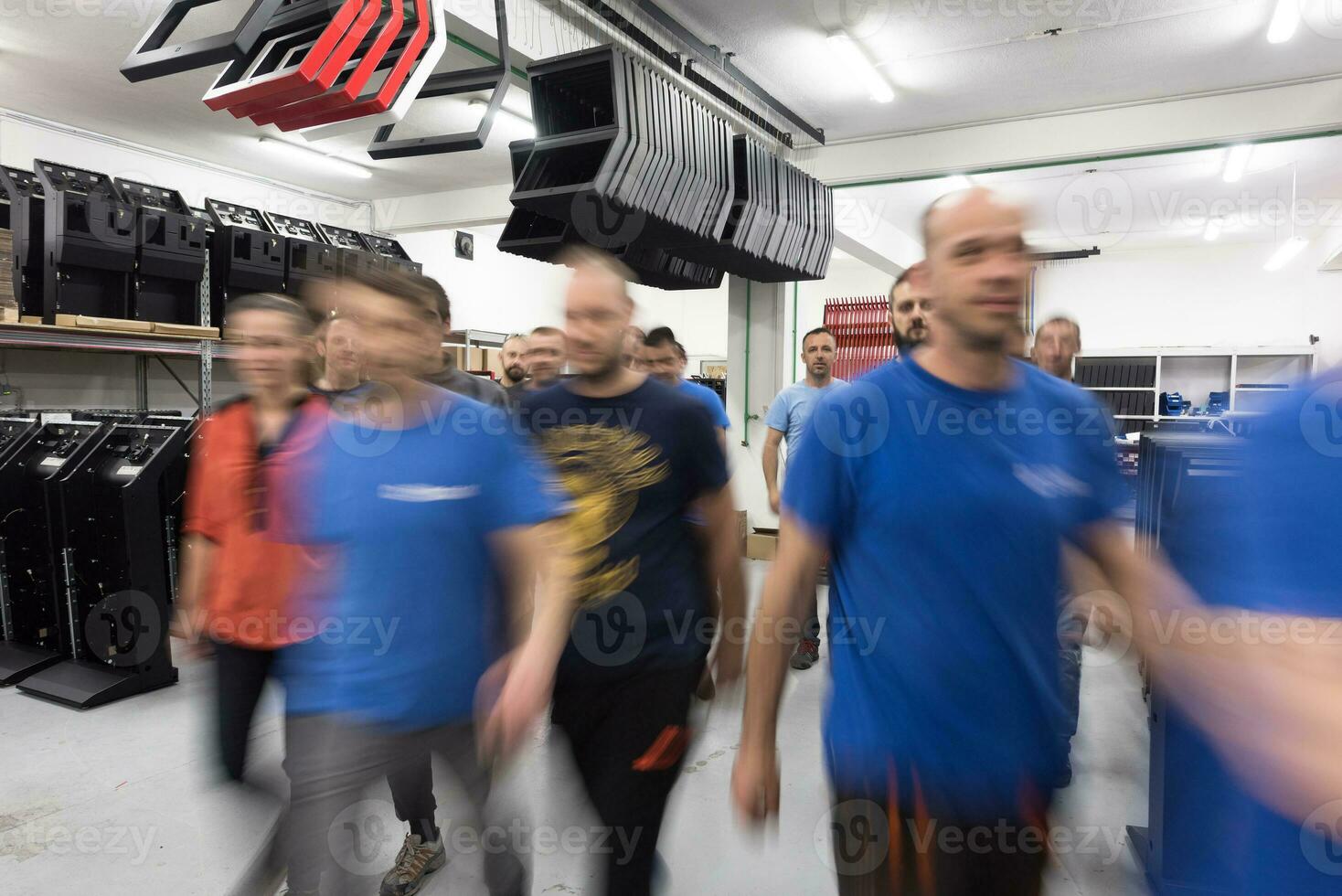 verschwommene Bewegung von Arbeitern in der modernen Schwerindustrie, während sie die Arbeit erledigen, für die sie verantwortlich sind. unscharfes Foto. selektiver Fokus foto