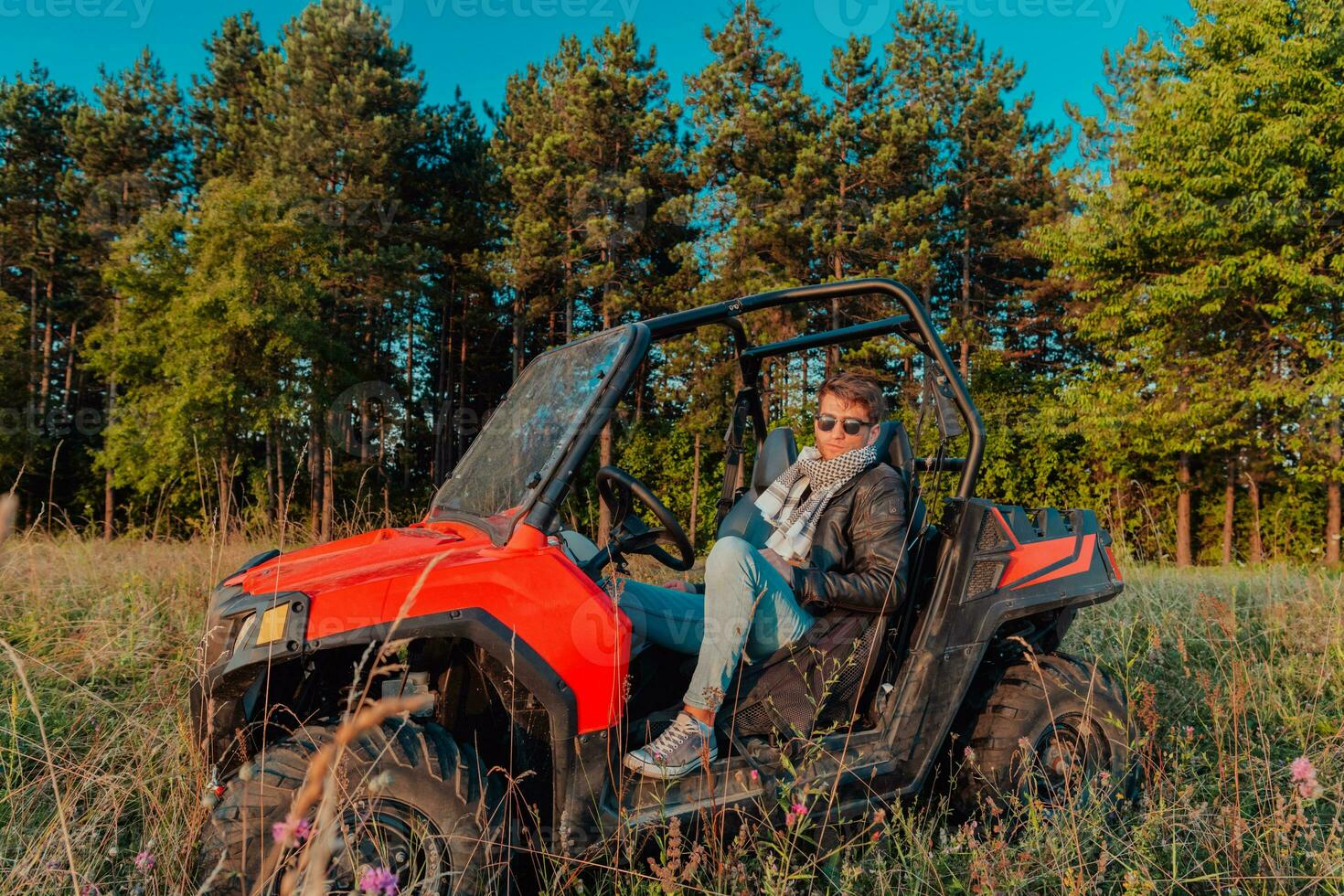 Porträt von jung glücklich aufgeregt Mann genießen schön sonnig Tag während Fahren ein aus Straße Buggy Auto auf Berg Natur foto