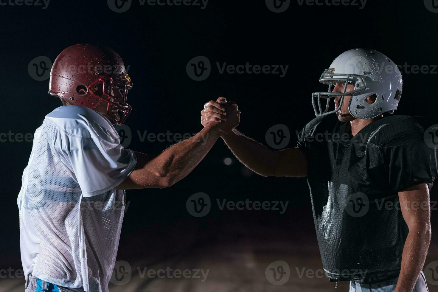 zwei amerikanisch Fußball Spieler Gesicht zu Gesicht im Silhouette Schatten auf Weiß Hintergrund foto