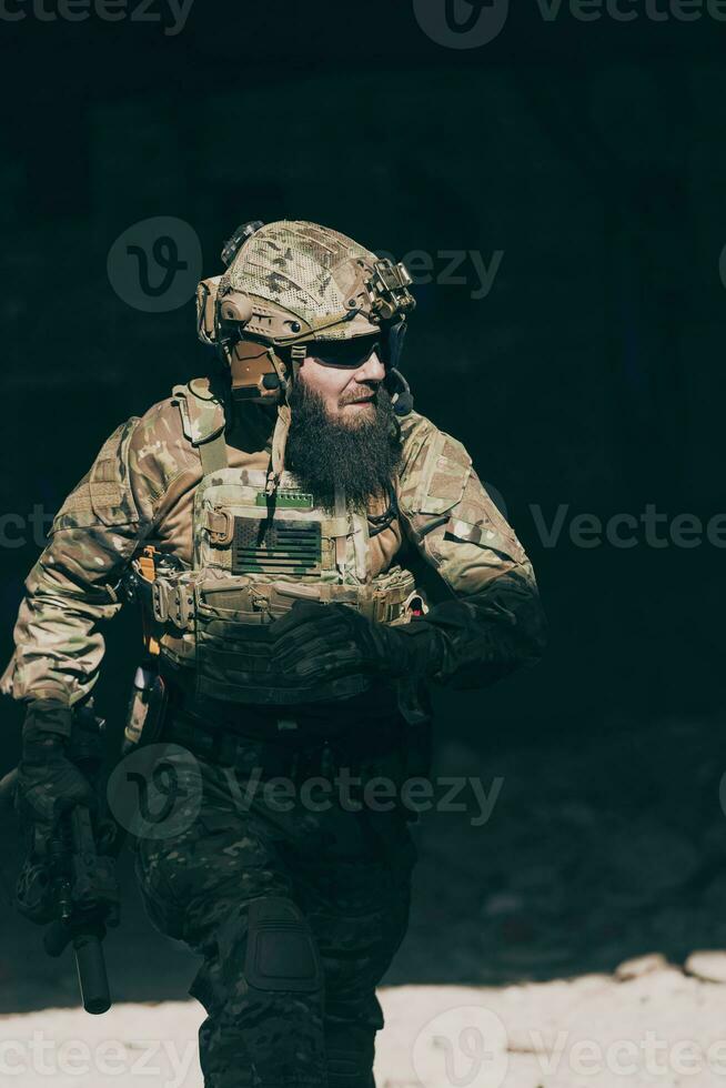 Ein bärtiger Soldat in Uniform von Spezialeinheiten bei einer gefährlichen Militäraktion in einem gefährlichen Feindgebiet. selektiver Fokus foto