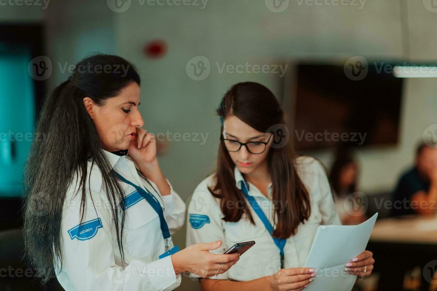 Gruppe von weiblich Sicherheit Betreiber Arbeiten im ein Daten System Steuerung Zimmer technisch Betreiber Arbeiten beim Arbeitsplatz mit mehrere Anzeigen, Sicherheit Wachen Arbeiten auf mehrere Monitore im Überwachung foto