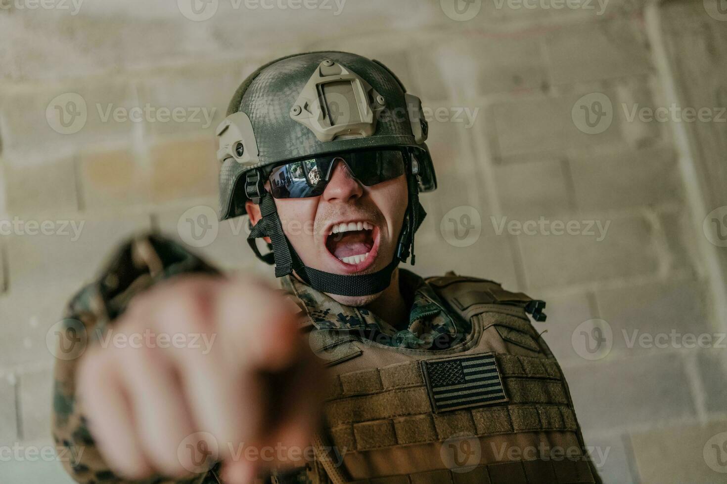 ich wählen Du. ein Soldat mit ein ausgestreckt Hand gegenüber das Kamera zeigt an Das er wählt Sie zum Unterstützung und Partnerschaft im Krieg foto