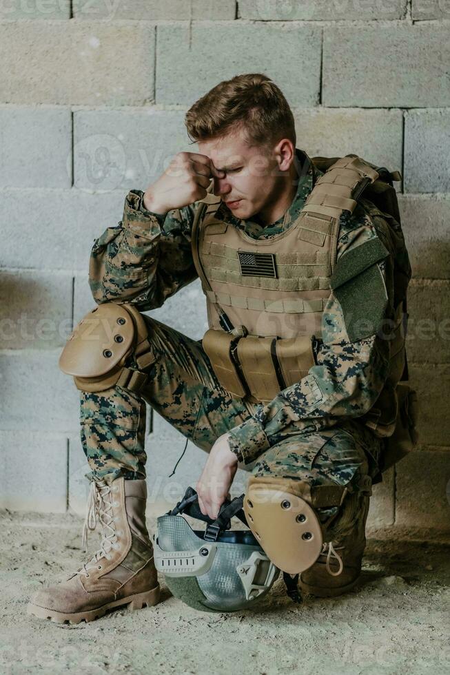 psychisch Probleme im Soldaten. das Soldat hat psychologisch Probleme während auf das Schlachtfeld foto