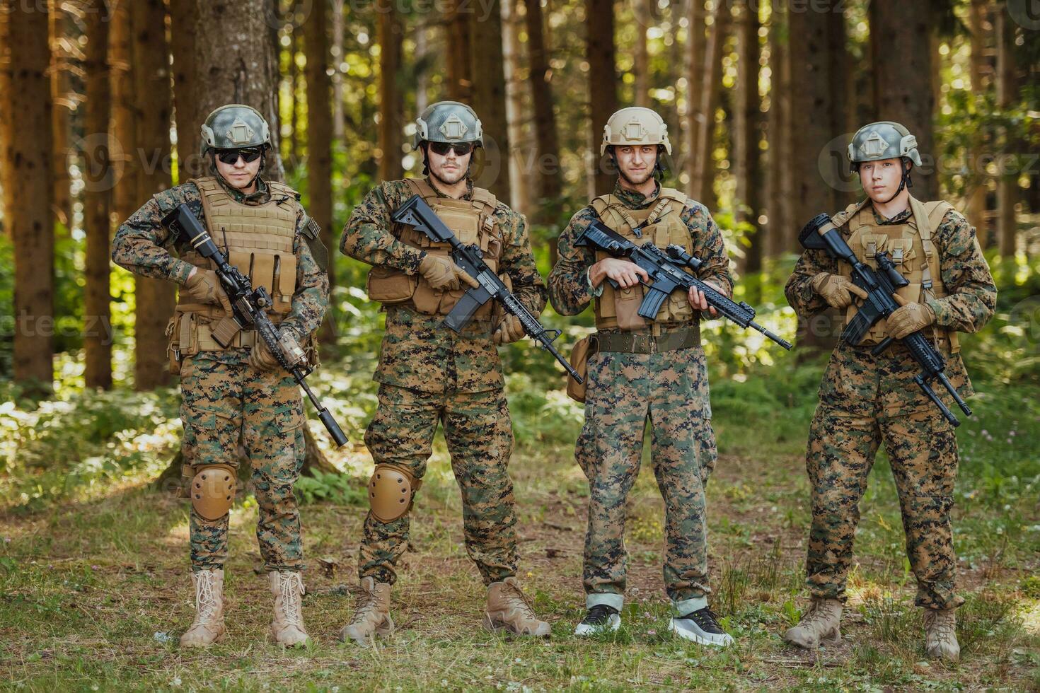 Soldat Kämpfer Stehen zusammen mit Waffen. Gruppe Porträt von uns Heer Elite Mitglieder, Privat Militär- Unternehmen Soldaten, Anti Terrorist Kader foto