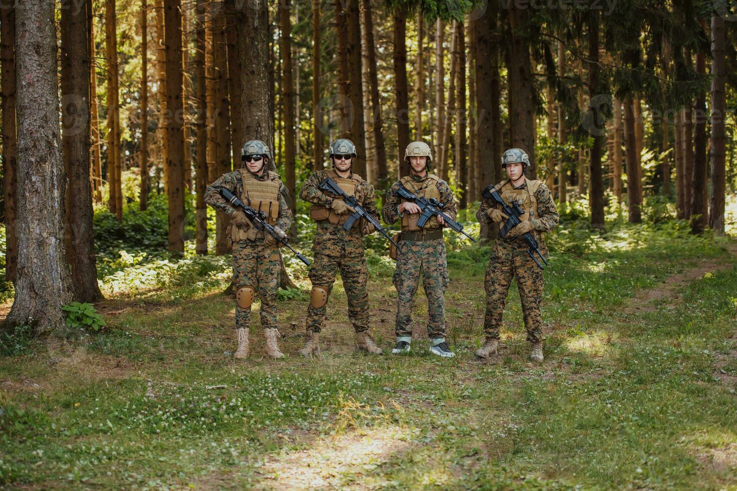 Soldat Kämpfer Stehen zusammen mit Waffen. Gruppe Porträt von uns Heer Elite Mitglieder, Privat Militär- Unternehmen Soldaten, Anti Terrorist Kader foto