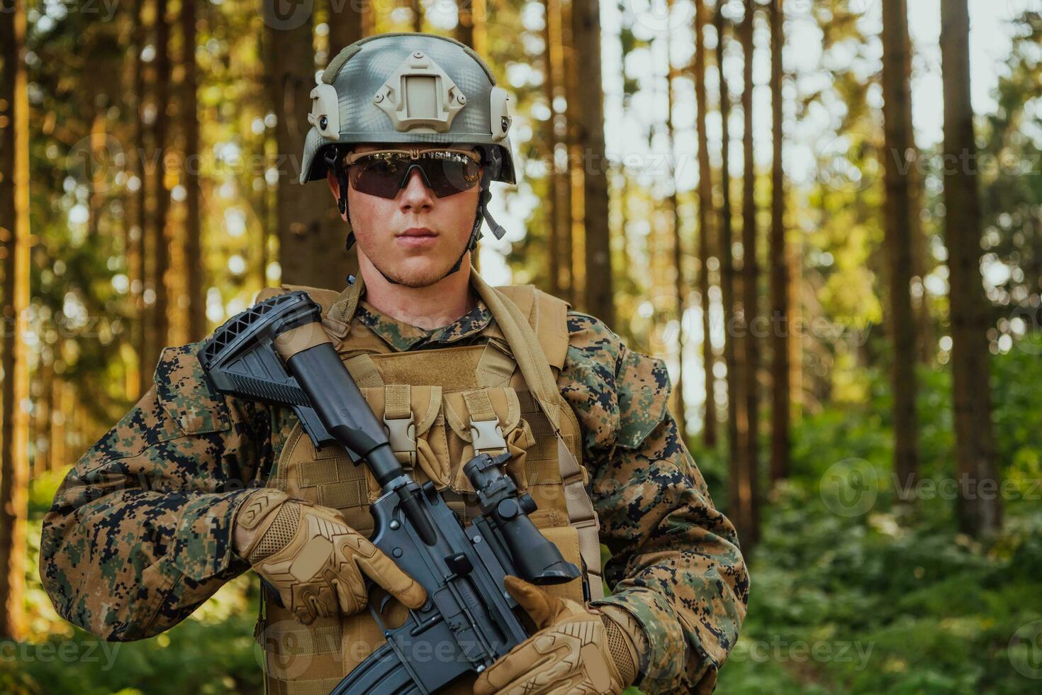 ein modern Krieg Soldat auf Krieg Pflicht im dicht und gefährlich Wald Bereiche. gefährlich Militär- Rettung Operationen foto