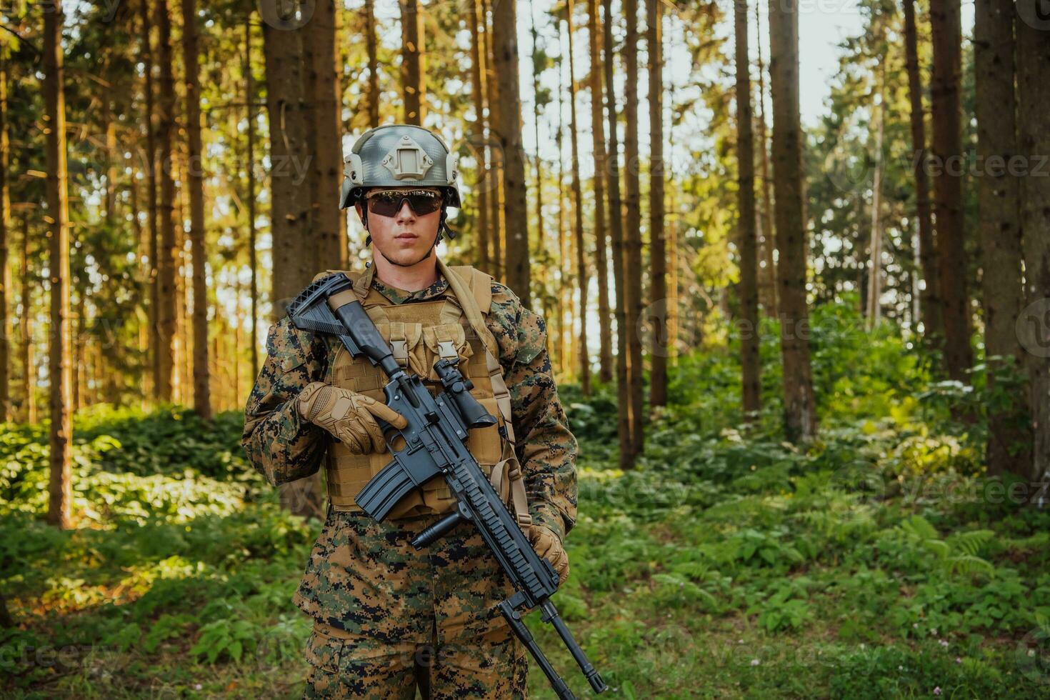 ein modern Krieg Soldat auf Krieg Pflicht im dicht und gefährlich Wald Bereiche. gefährlich Militär- Rettung Operationen foto