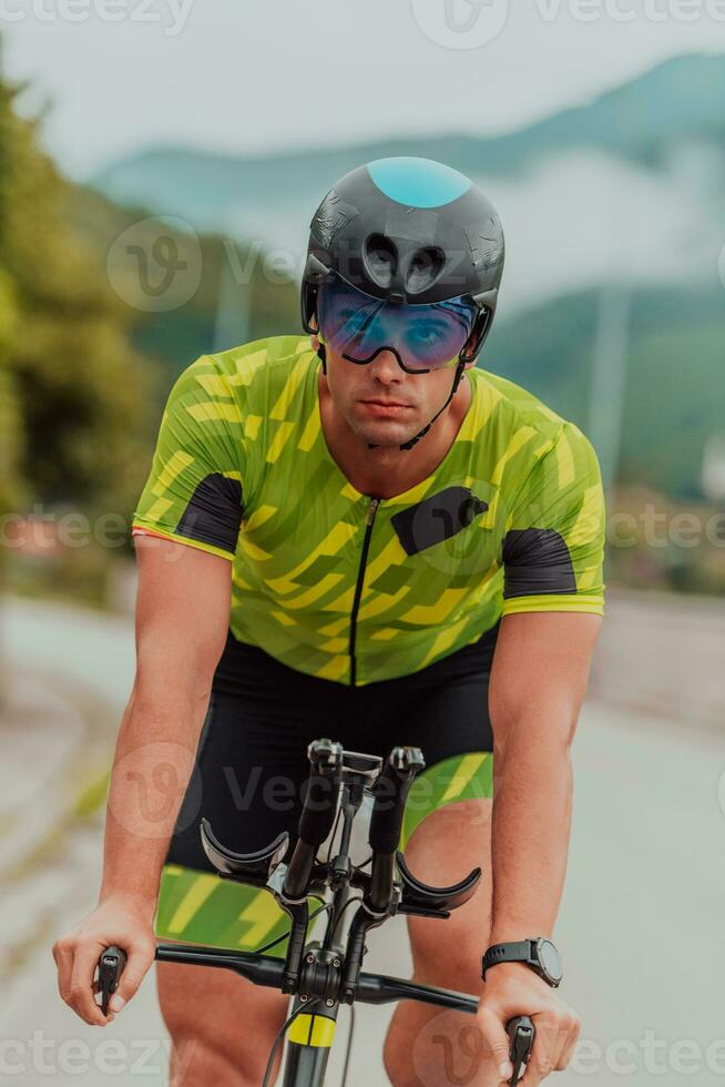 voll Länge Porträt von ein aktiv Triathlet im Sportbekleidung und mit ein schützend Helm Reiten ein Fahrrad. selektiv Fokus foto