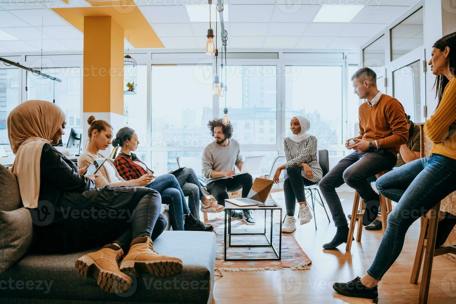 jung Designer geben etwas Neu Ideen Über Projekt zu seine Partner im Konferenz Zimmer. Geschäft Menschen diskutieren Über Neu Geschäft Projekt im Büro. foto