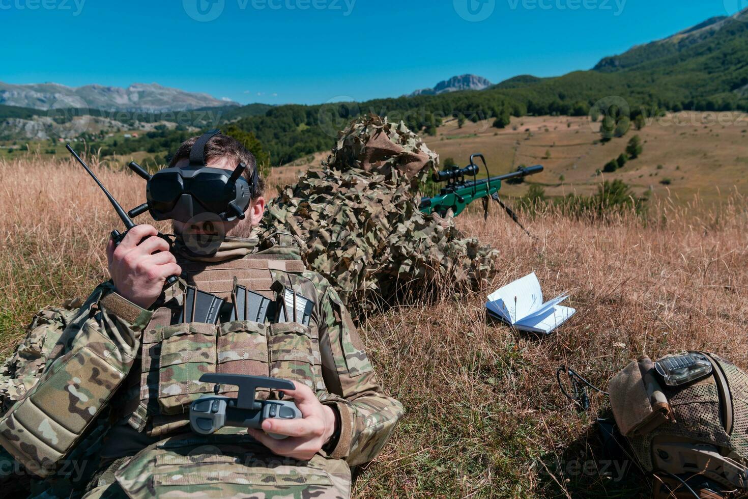 Scharfschütze Soldat unterstützt durch ein Assistent zu beobachten das Bereich zu Sein gezielt mit modern Krieg taktisch virtuell Wirklichkeit Brille Antenne Drohne Militär- Technologie. foto