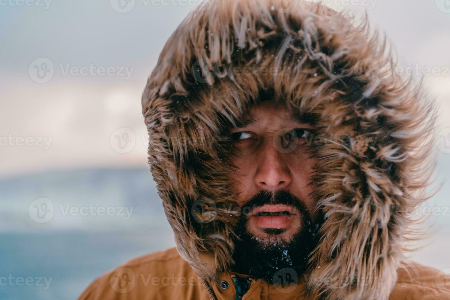 Kopfschuss Foto von ein Mann im ein kalt schneebedeckt Bereich tragen ein dick braun Winter Jacke und Handschuhe. Leben im kalt Regionen von das Land.