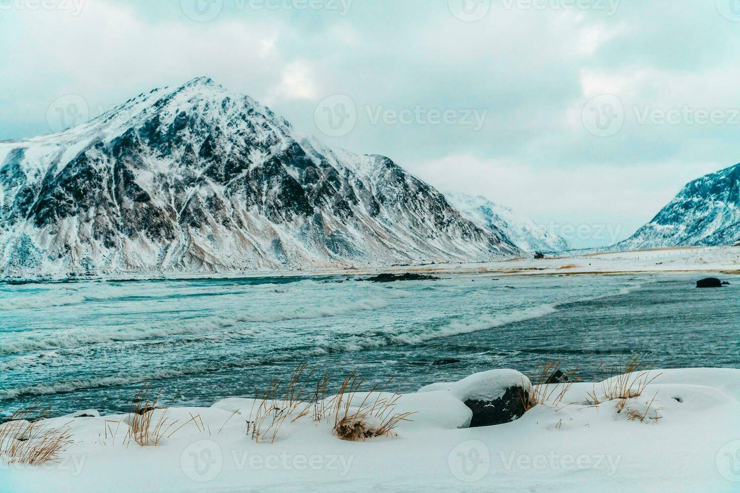 Norwegen Küste im Winter mit Schnee schlechtem bewölktem Wetter foto