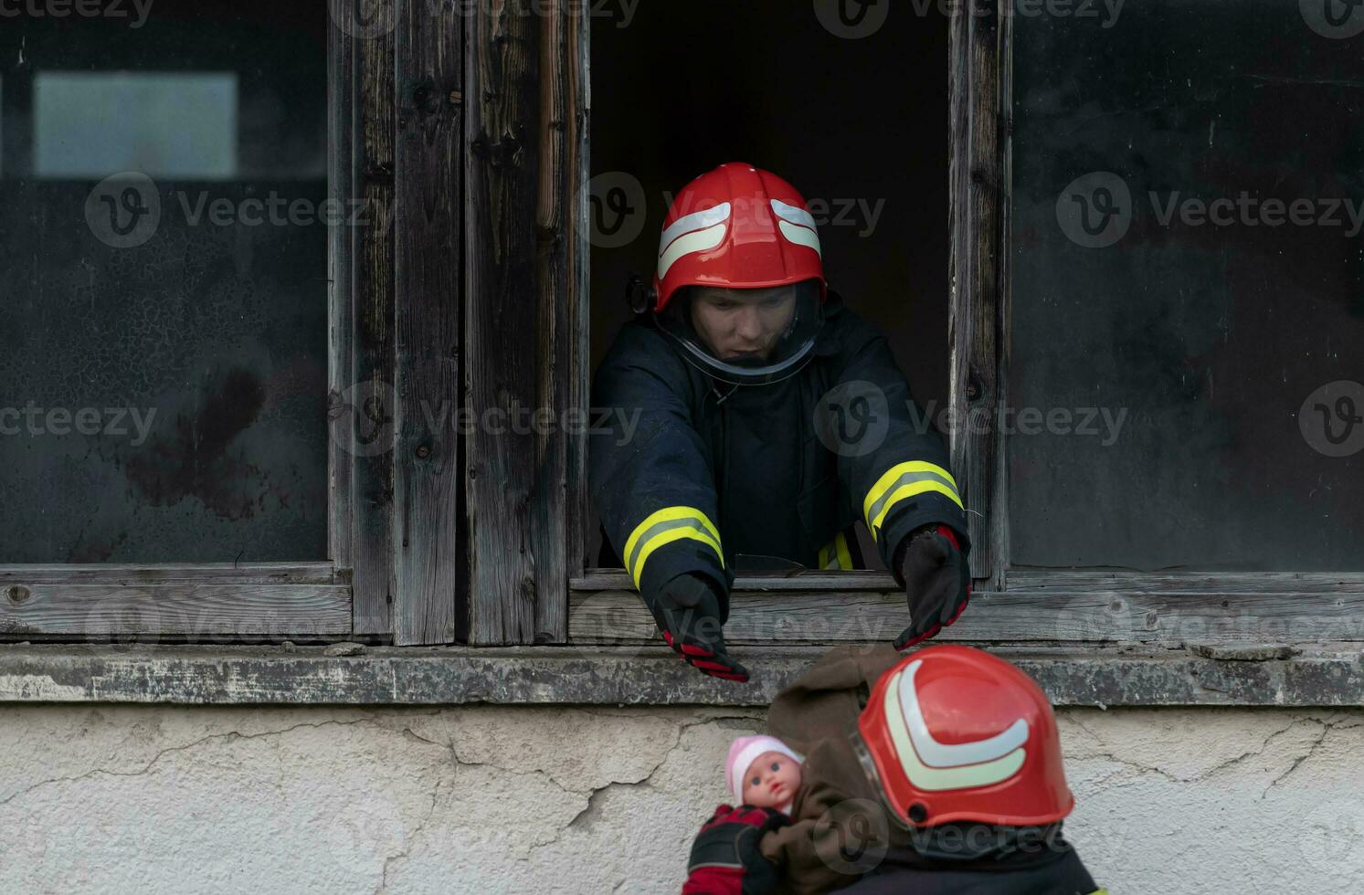 Feuerwehrmann Held Tragen Baby Mädchen aus von Verbrennung Gebäude Bereich von Feuer Vorfall. Rettung Menschen von gefährlich Platz foto