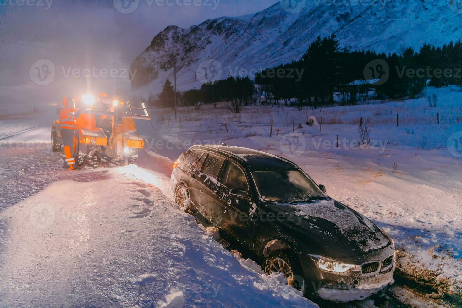 das Straßenrand Hilfe Bedienung ziehen das Auto aus von das Kanal. ein Vorfall auf ein gefroren skandinavisch Straße. foto