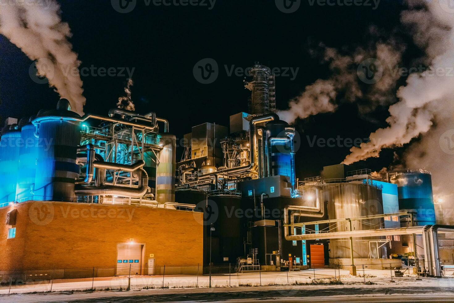 Nacht fotografieren von das größten Papier Produktion Industrie im Skandinavien foto