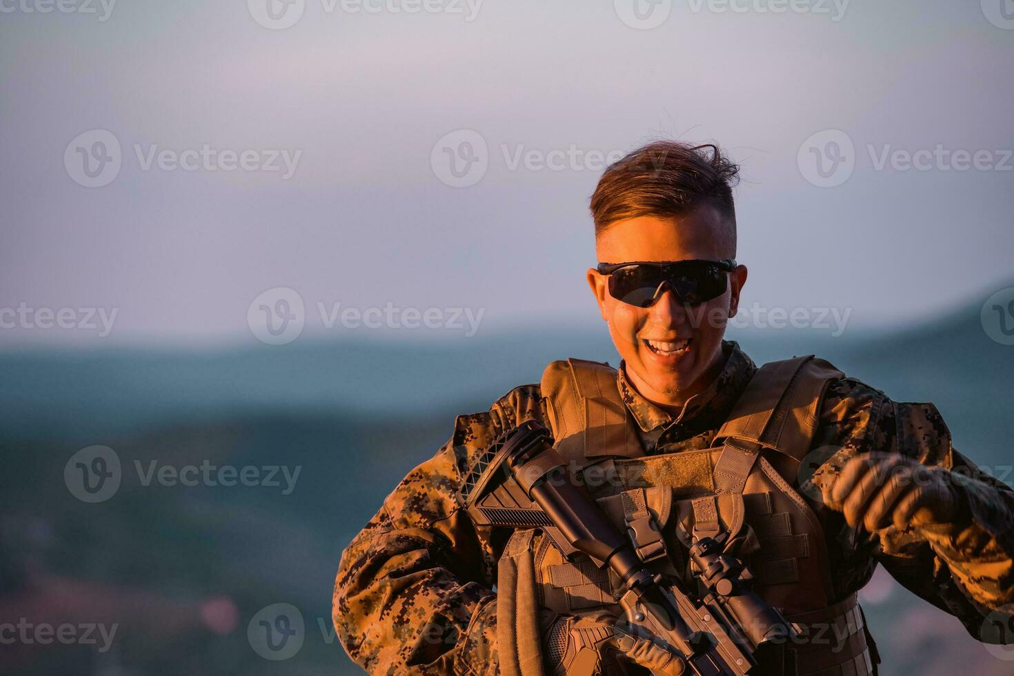 Soldat Porträt auf Sonnenuntergang lokal Held städtisch Legende authentisch foto