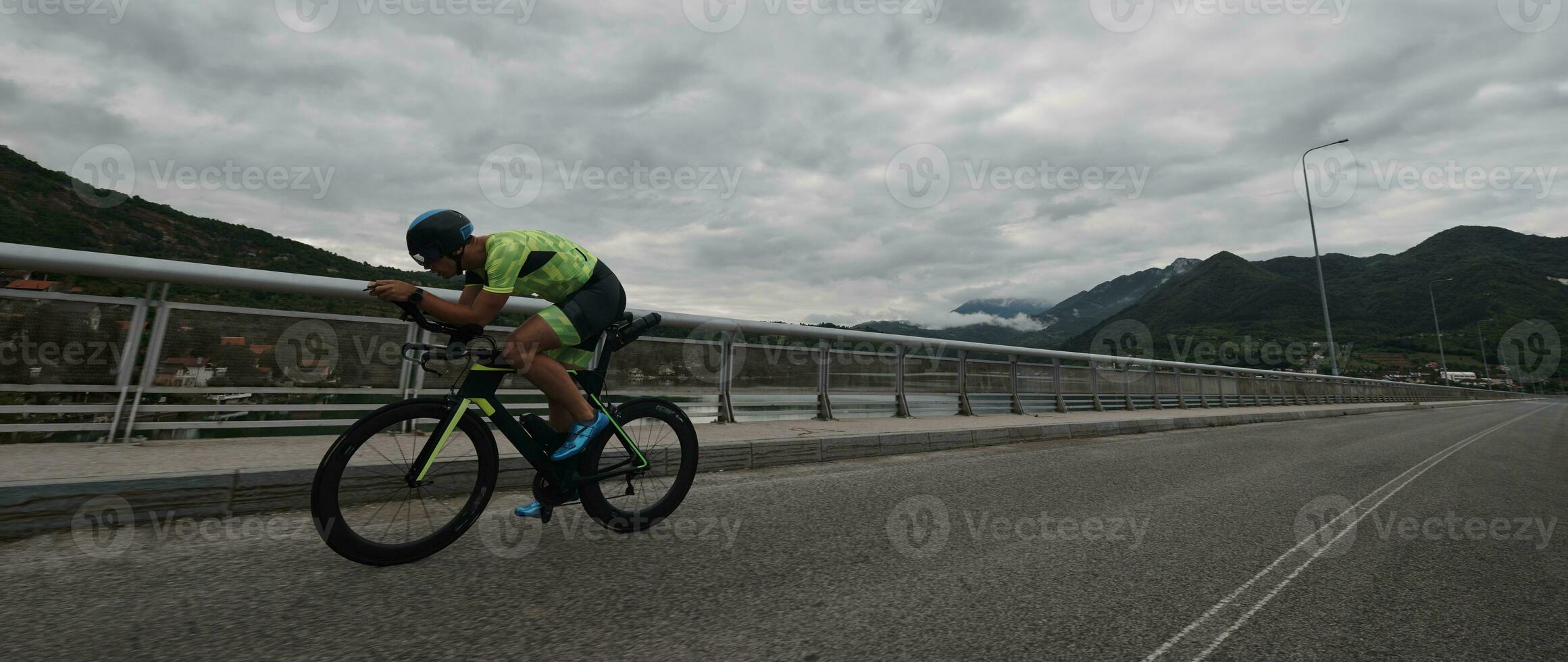 triathlonsportler, der beim morgendlichen training fahrrad fährt foto