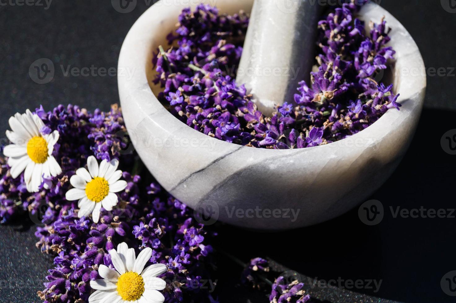 Alternativmedizin mit frischem Lavendel foto