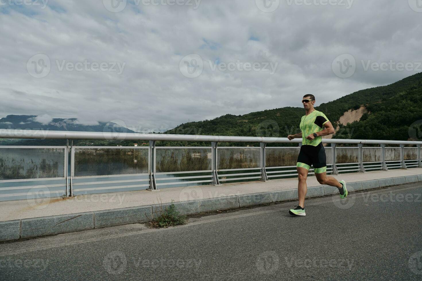 Triathlonsportler, der auf der Straße läuft foto