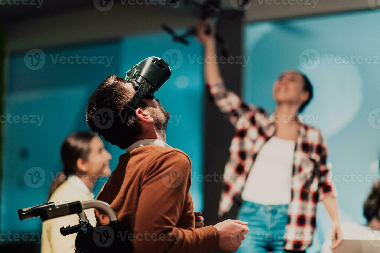 Geschäft Personen mit ein Behinderung beim Arbeit im modern öffnen Raum Coworking Büro auf Mannschaft Treffen mit virtuell Wirklichkeit Brille. foto