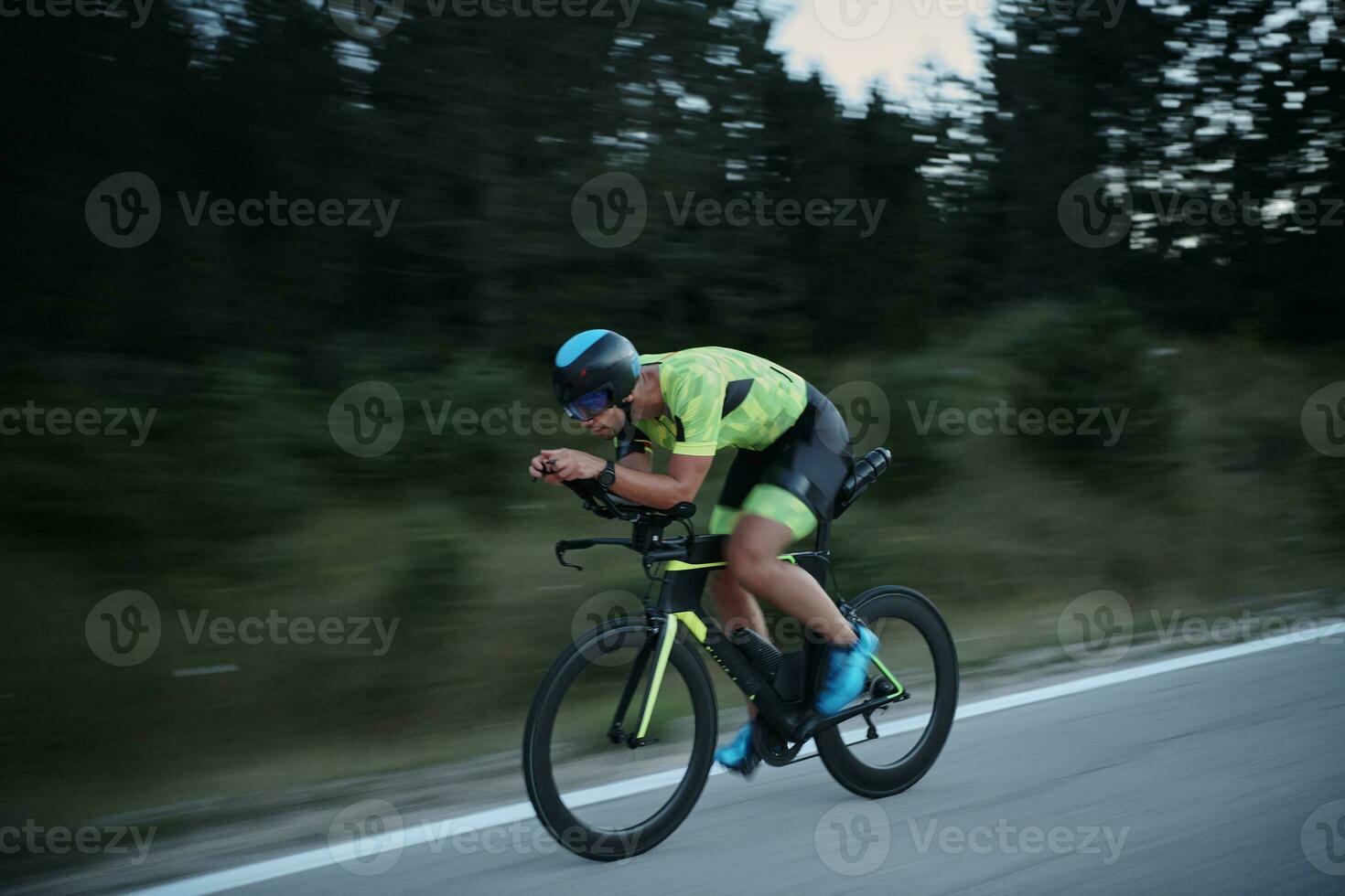 Triathlon-Athlet, der nachts Fahrrad fährt foto