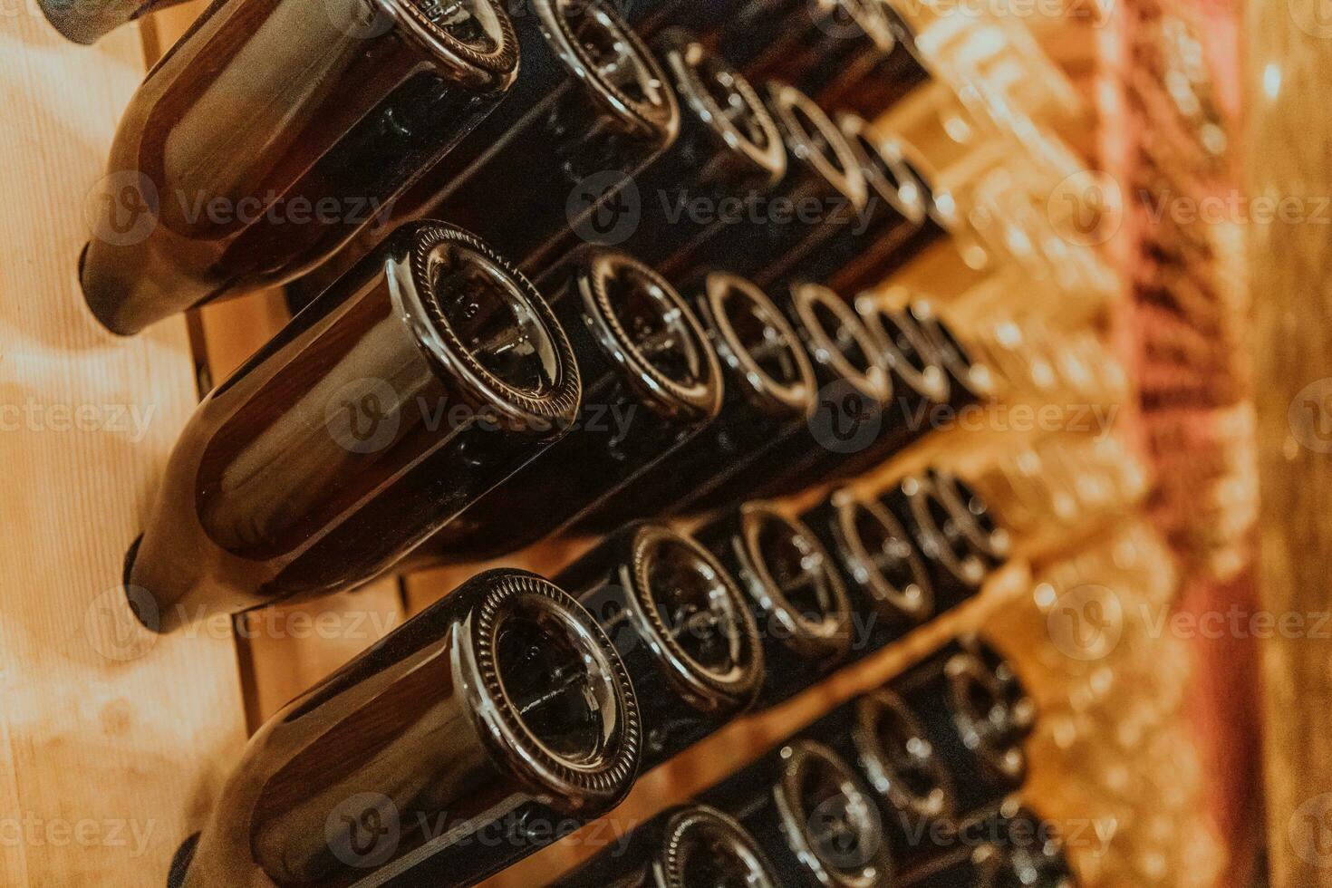 Wein oder Cognac Fässer im das Keller von das Weingut, hölzern Wein Fässer im Perspektive. Wein Gewölbe.vintage Eiche Fässer von Kunst Bier oder Brandy. foto