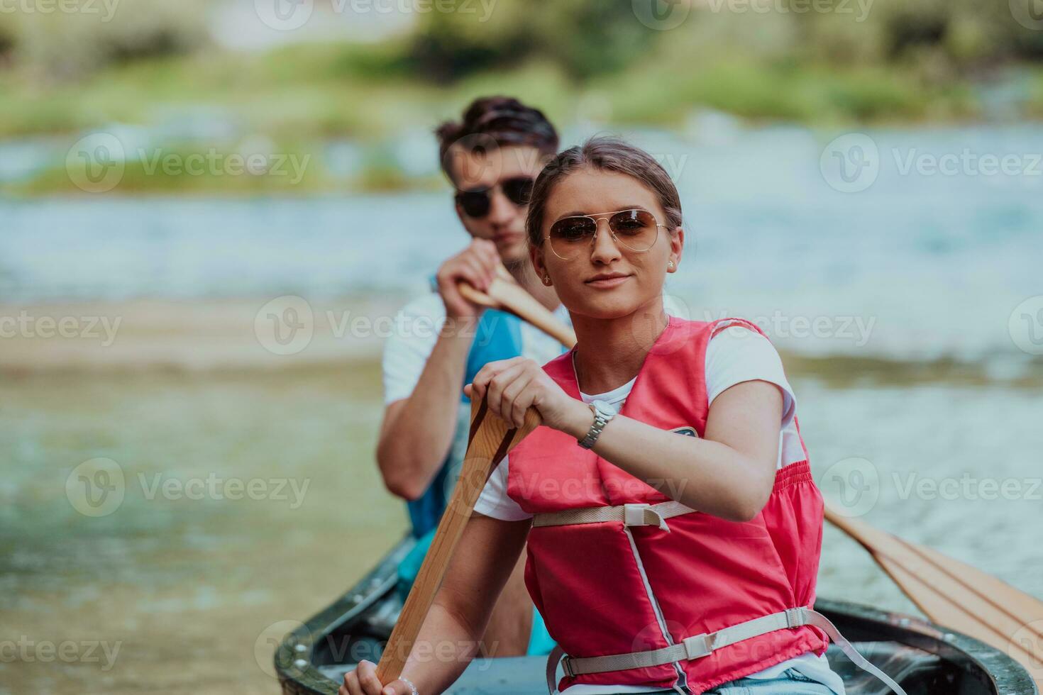 Paar abenteuerlich Forscher freunde sind Kanusport im ein wild Fluss umgeben durch das schön Natur foto