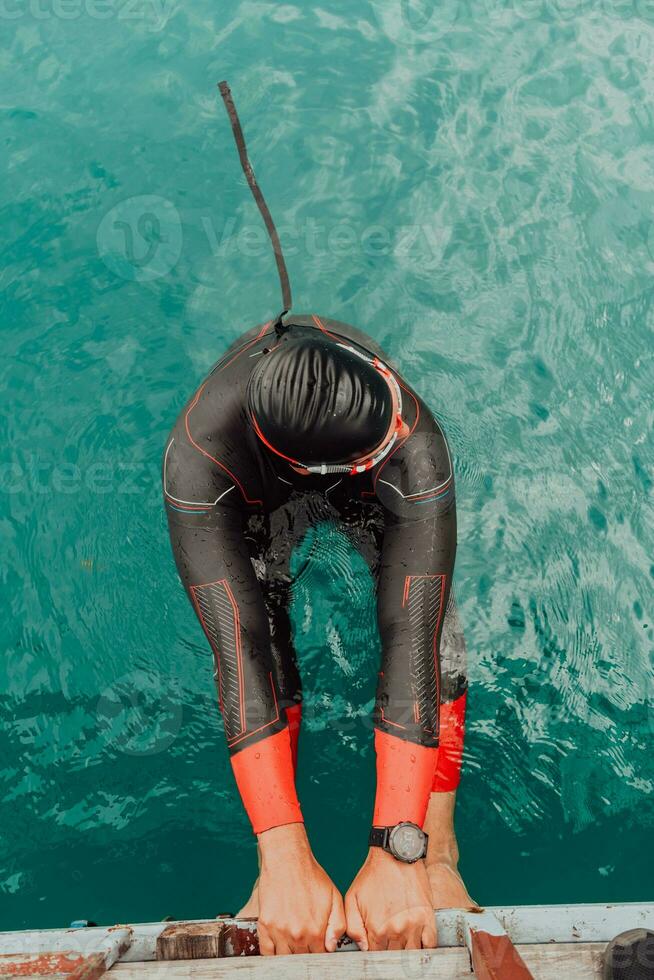 Triathleten-Schwimmerporträt mit Neoprenanzug beim Training foto