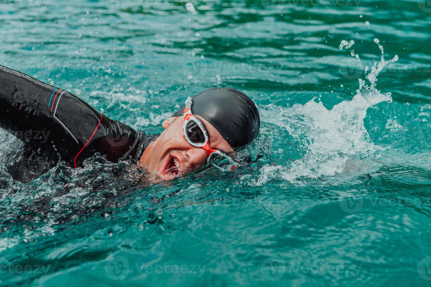 ein Triathlet im ein Fachmann Schwimmen passen Züge auf das Fluss während vorbereiten zum olympisch Schwimmen foto