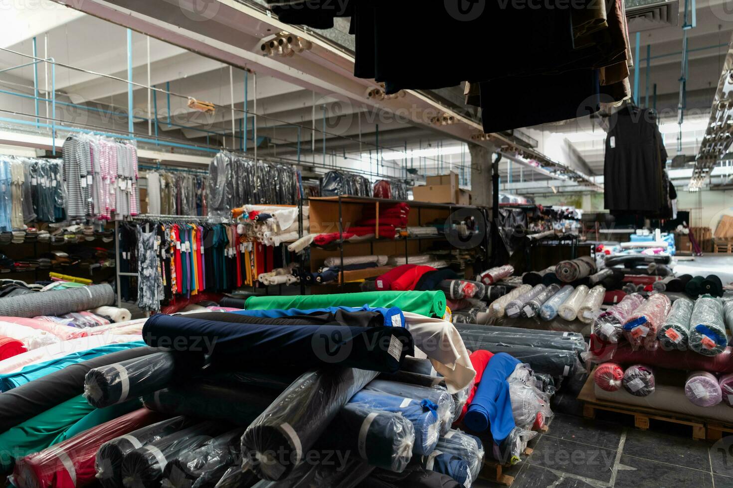 Innere von ein industriell Warenhaus mit Stoff Rollen Proben. klein Geschäft Textil- bunt Lagerhaus. foto