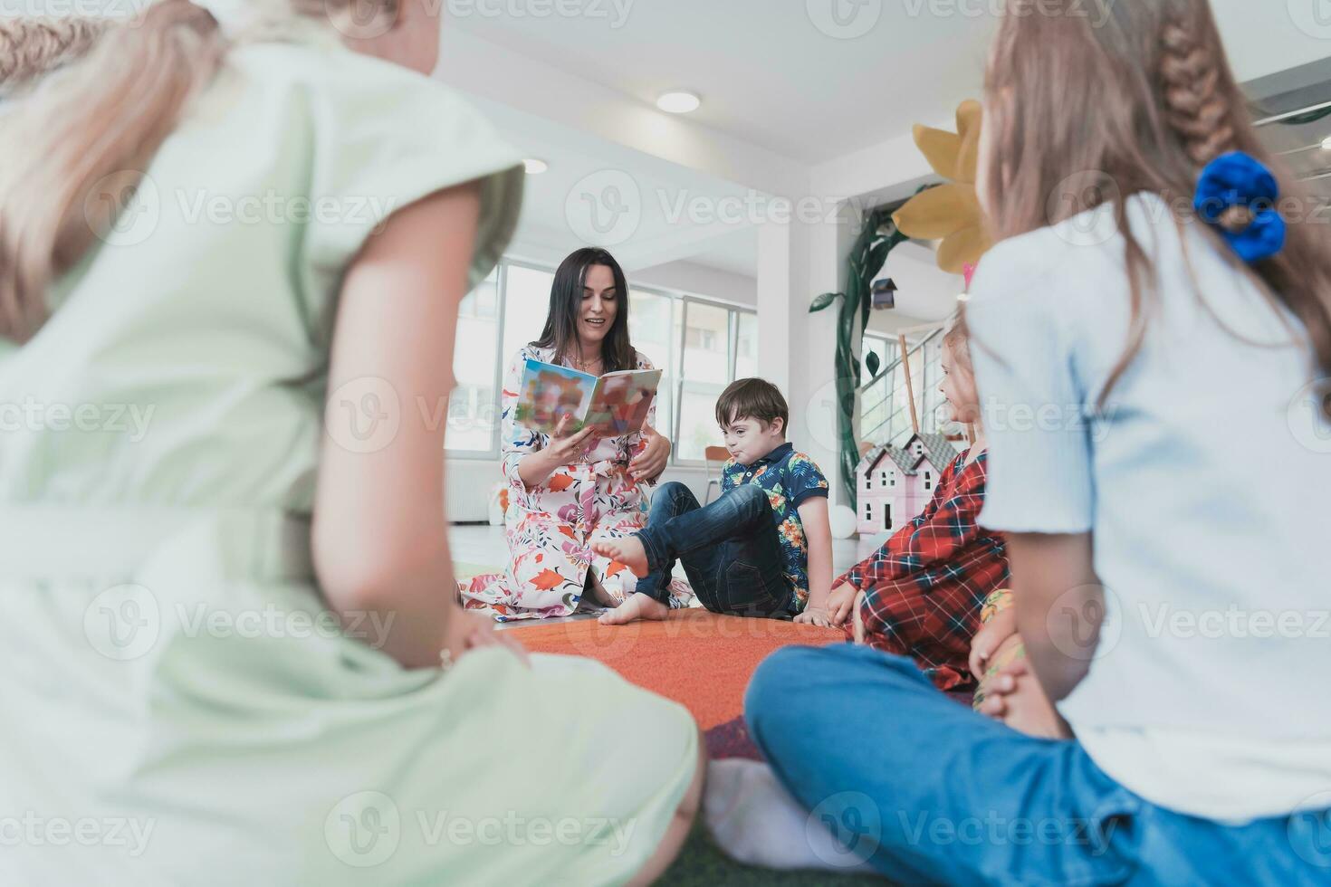 lesen Zeit im ein elementar Schule oder Kindergarten, ein Lehrer liest ein Buch zu Kinder im ein elementar Schule oder Kindergarten. das Konzept von Vorschule Bildung. selektiv Fokus foto